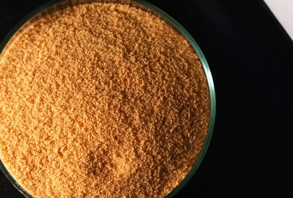 Agglomerated flavour powder granules in a dish